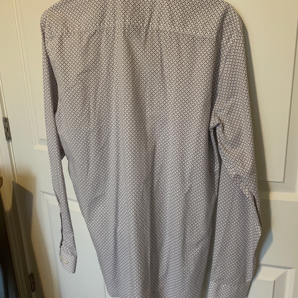 Size Medium Men’s Button Down Shirt - Picture 7 of 8